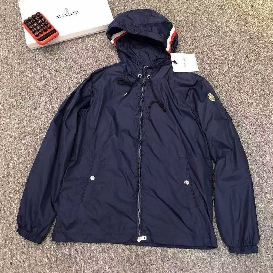 Trench-coat léger et ample à capuche zippé, collection printemps-été 2026 pour homme.