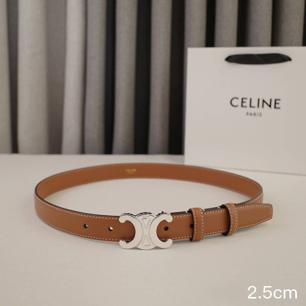 Ceinture unisexe classique en cuir de vachette de haute qualité avec boucle brillante et arc de triomphe, cadeau d'anniversaire de vacances