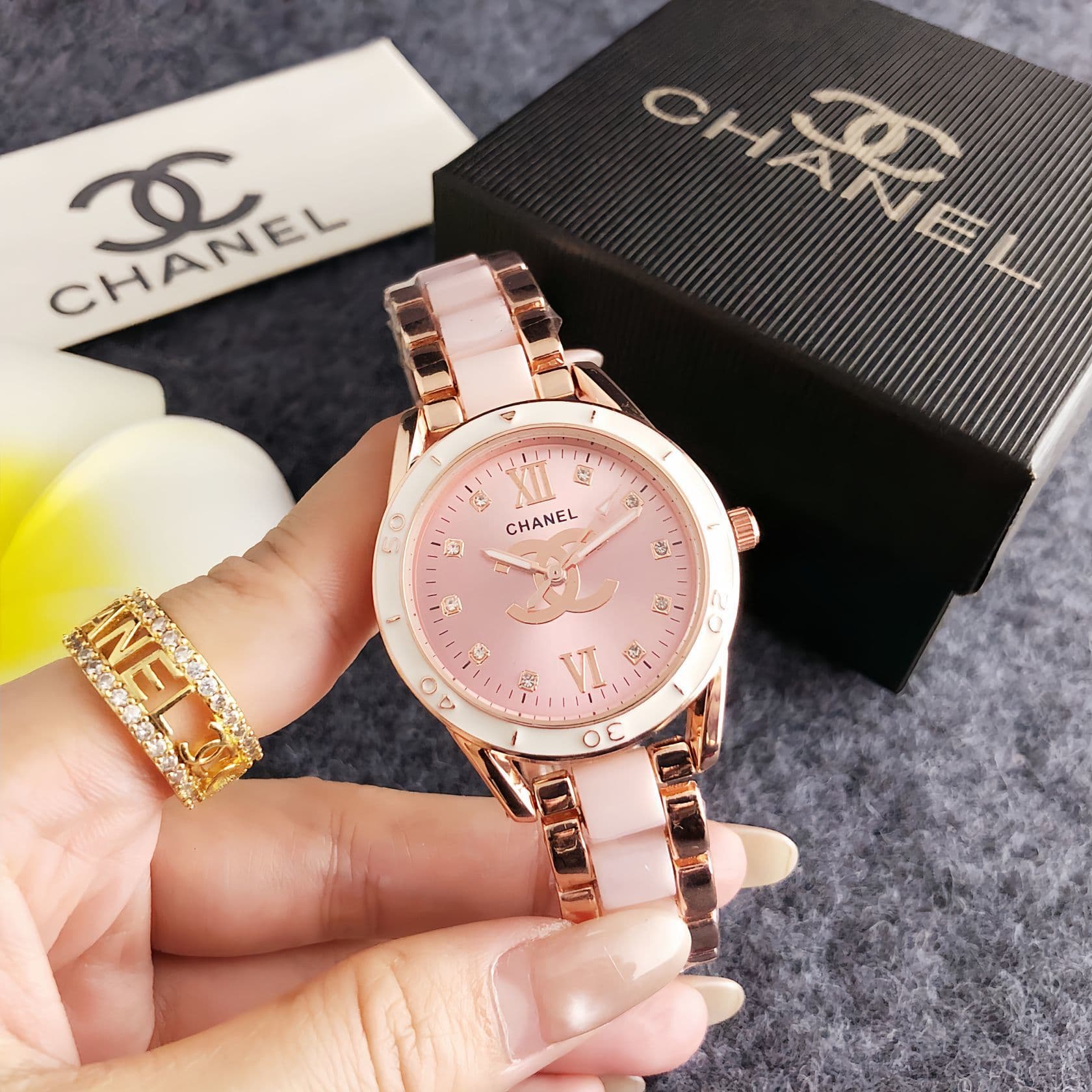 Montre de mode abordable à cadran rond sertie de diamants : une montre élégante pour le bureau