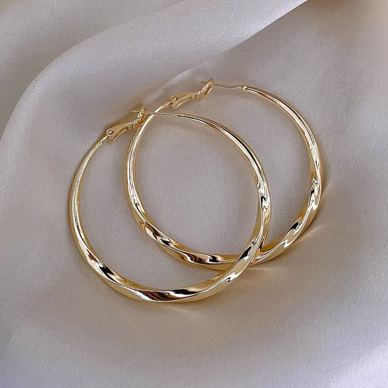 Large Hoop Earrings For Women 2023 New Style Niche Design Temperament Light Luxury Circle Plain Hoop Earrings