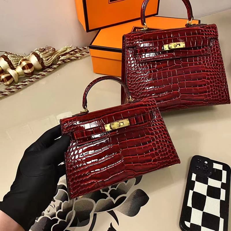 Sac à main Mini Kelly de deuxième génération en cuir véritable à motif crocodile pour femme (collection 2026), porté épaule.