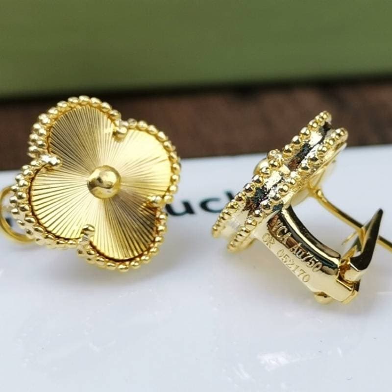 La tendance de la mode classique du trèfle à quatre feuilles rend le style simple mystérieux et expérimente le double charme.
