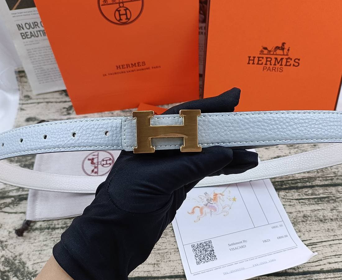 Ceinture pour femme classique, élégante et minimaliste, au style tendance et au design rétro. Accessoires parfaits.