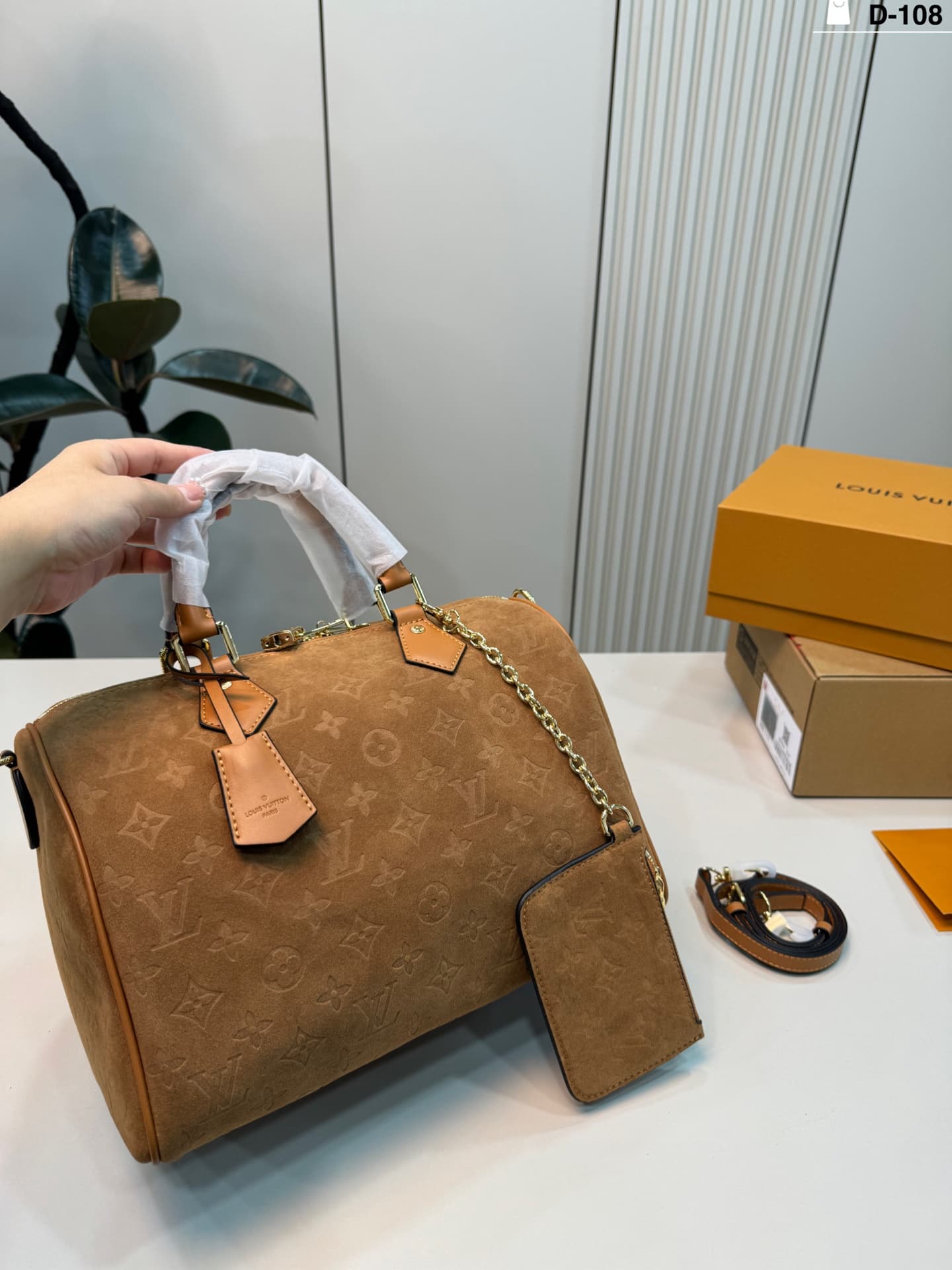 Sac à main bandoulière en velours suédé imprimé à motifs de lettres, collection automne/hiver 2025.