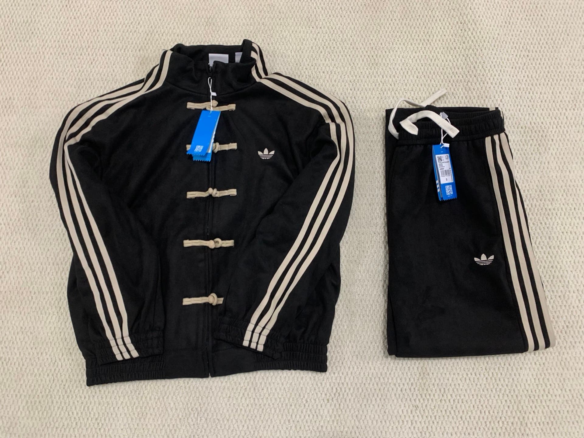 Ensemble veste et pantalon de sport unisexe Adidas Année du Cheval Édition Limitée 2026, style chinois, coupe ample, fermeture éclair et rayures.