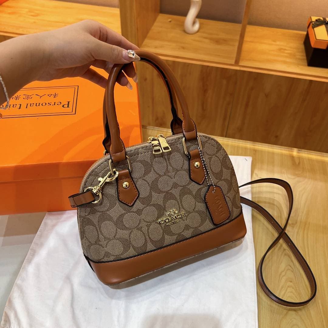Sac à bandoulière simple pour femme 2024 Nouveau style Tendance de la personnalité Texture de haute qualité Sac à main classique Sac à bandouli