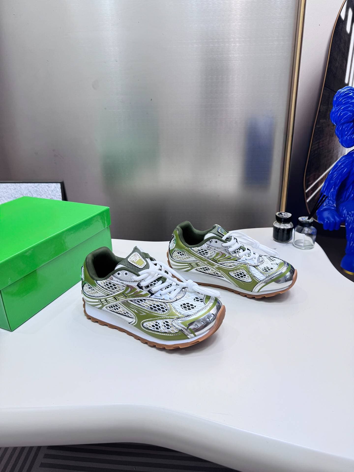 Les meilleures ventes de la collection automne-hiver 2025 incluent les baskets BV Family Orbit, les chaussures décontractées pour couples, les chau