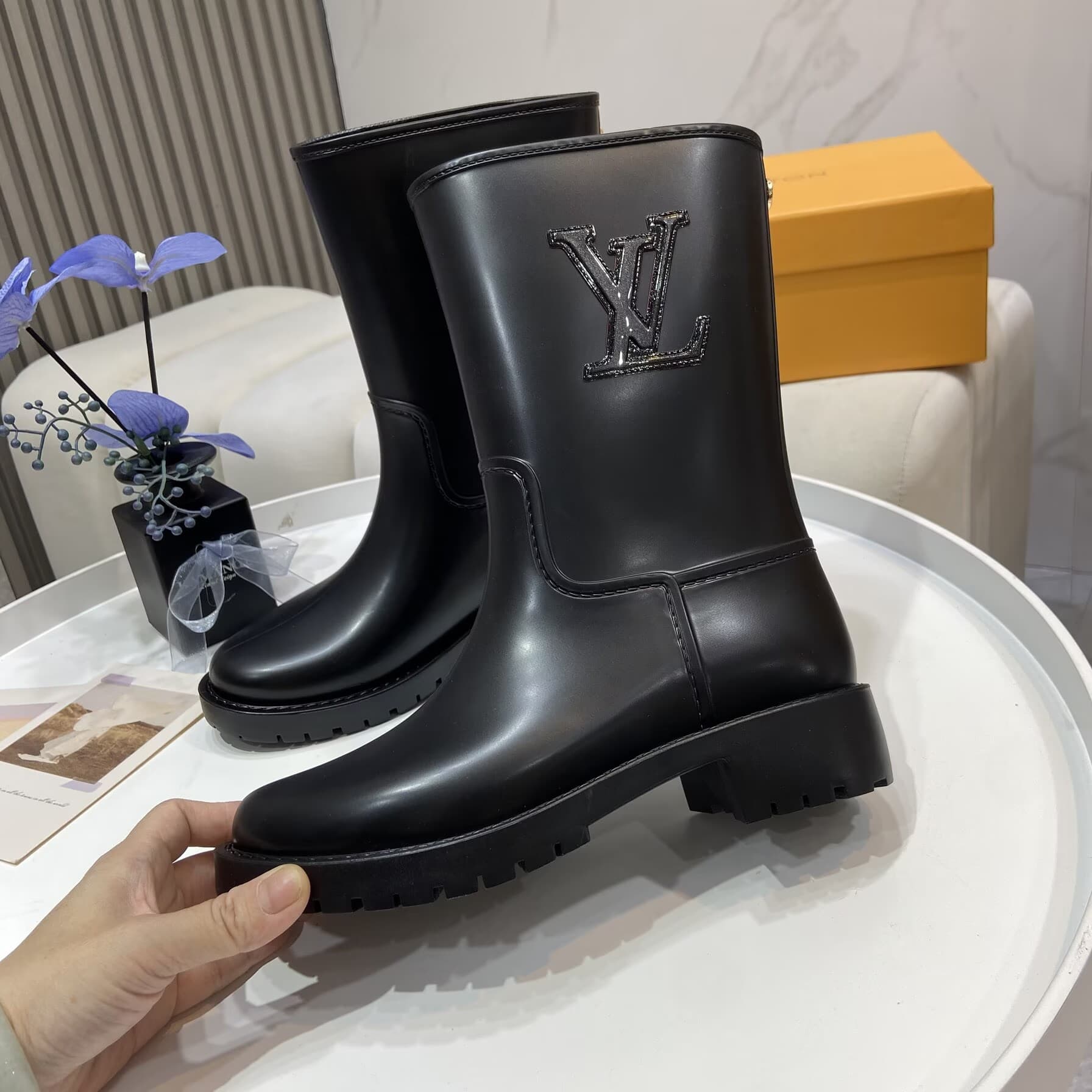 Bottes de pluie mi-mollet pour femmes 2026L*V, bottes imperméables à enfiler avec logo métallique, semelle crantée épaisse, bottines d'hiver cla