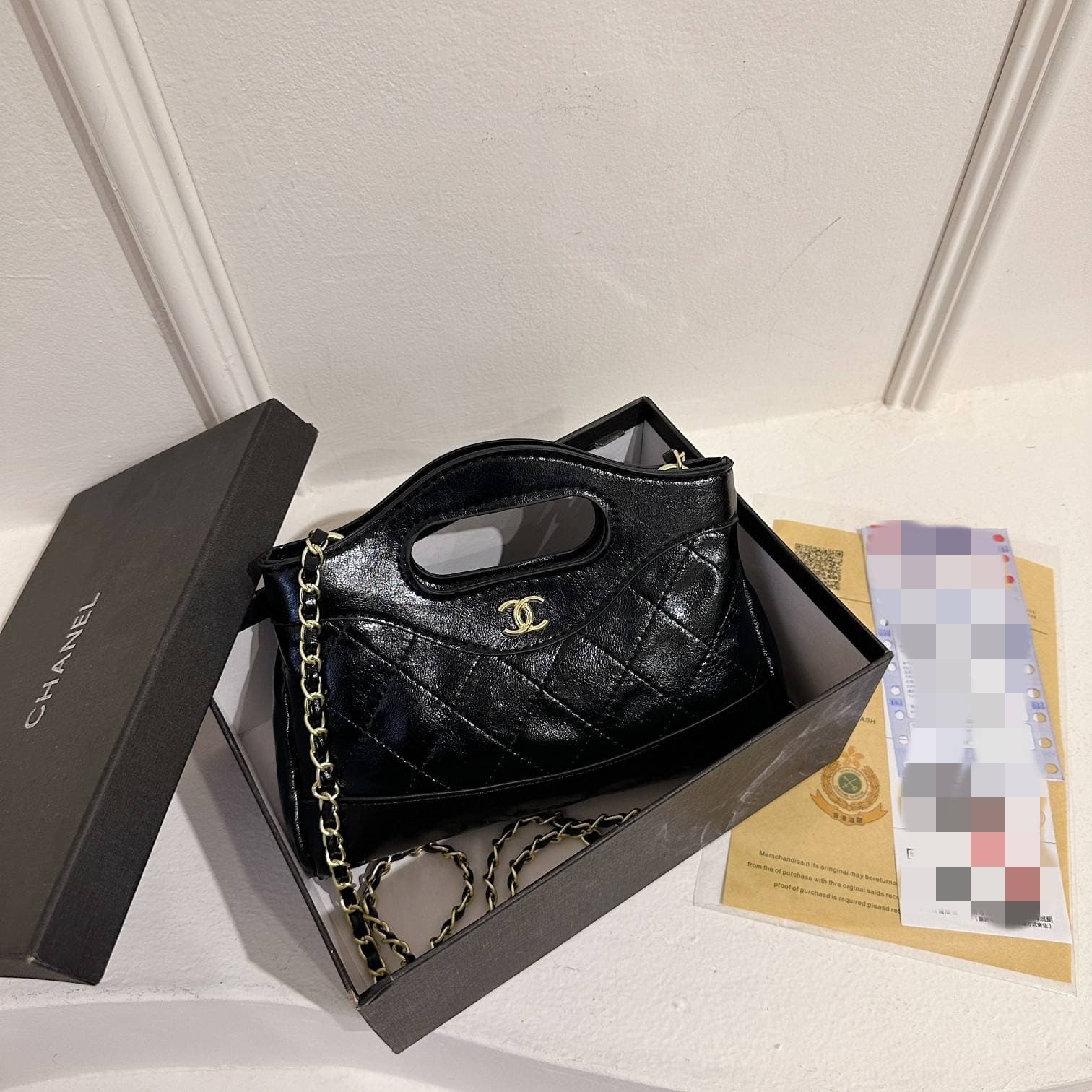 Sac bandoulière tendance à motif losanges, de marque de luxe et de haute qualité. Modèle polyvalent et élégant, très populaire.