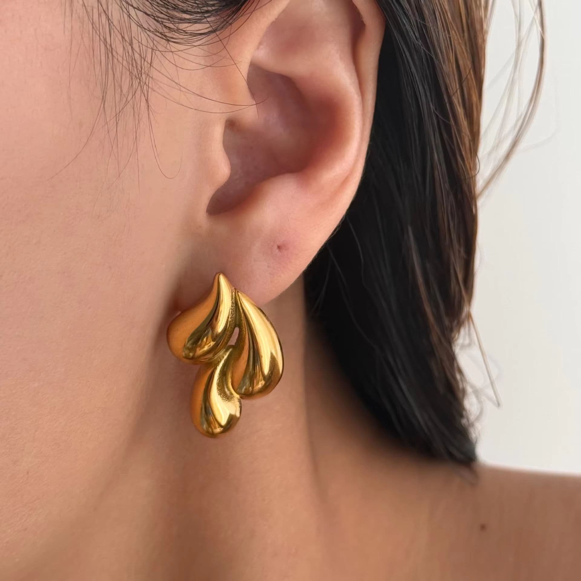 Minimalist Teardrop Patterned Earrings Stylish Stainless Steel 18K Gold Plating Luxurious High End Colorfast Jewelry