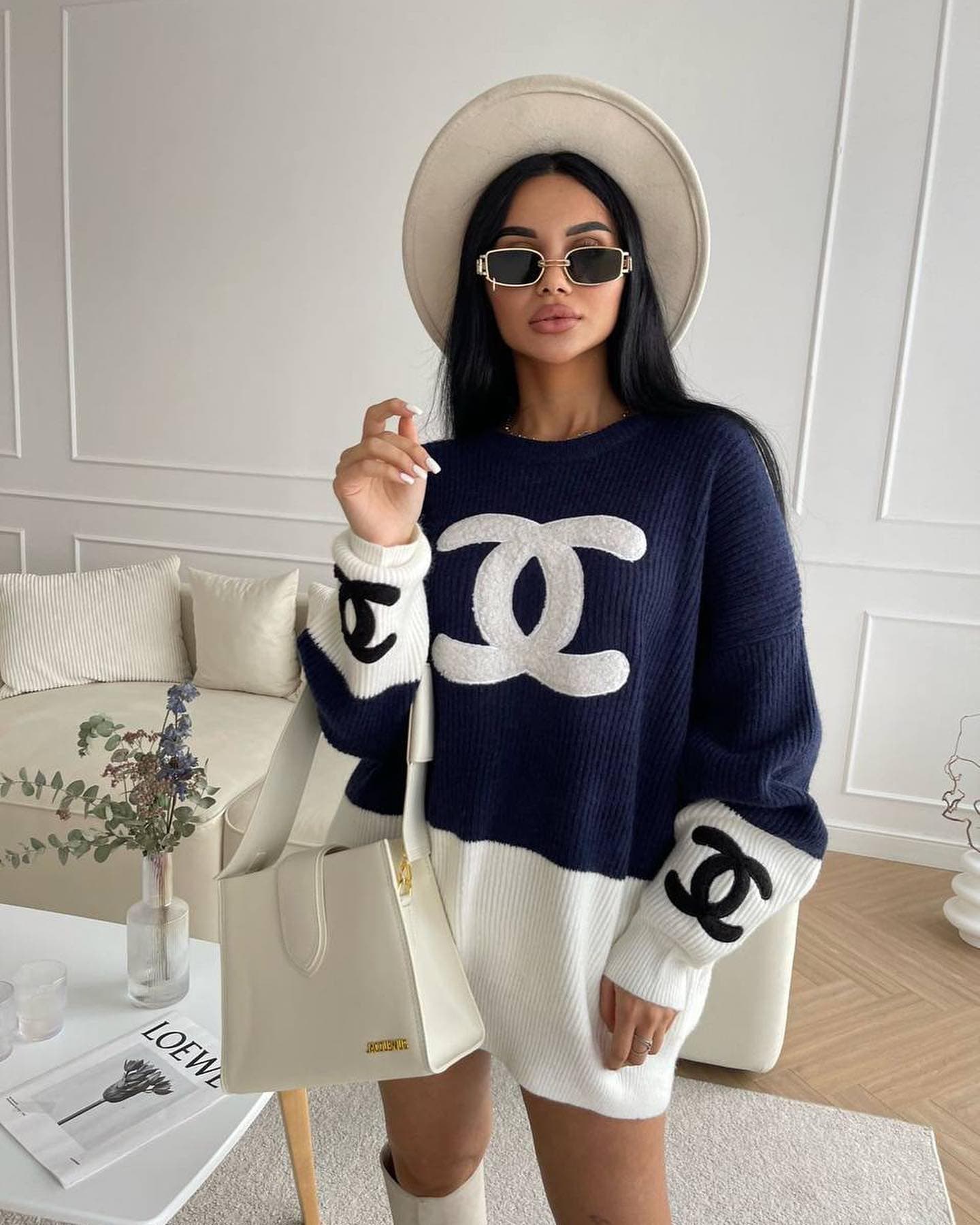 Pull en maille à manches longues pour femme, style tendance, avec logo discret.
