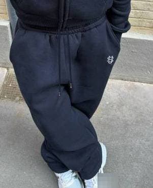 Pantalon de survêtement homme style hip-hop urbain, capuche zippée, manches longues, polyester noir, coupe basique micro-élastique, idéal pour le