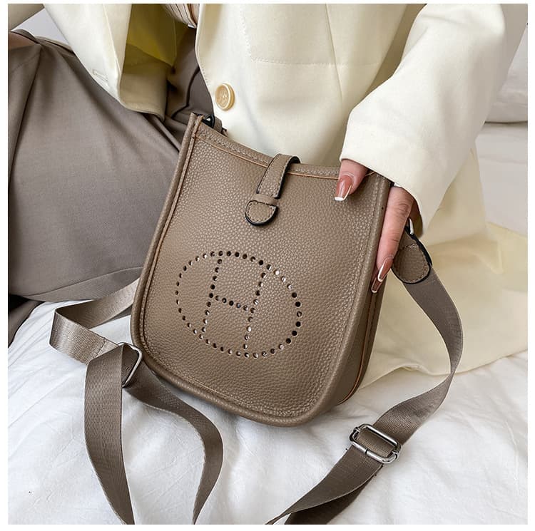 Sac bandoulière carré simple et uni pour femme, collection printemps 2026. Style décontracté et tendance.