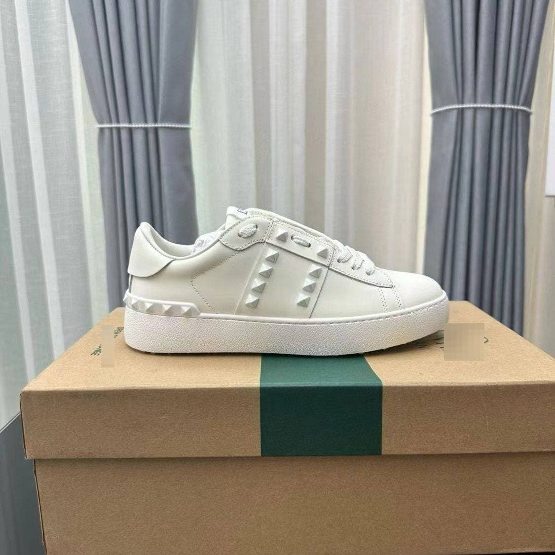 Chaussures plates blanches en cuir Warren pour couple, collection Four Seasons 2025, style planche à roulettes, rivets, style décontracté de luxe