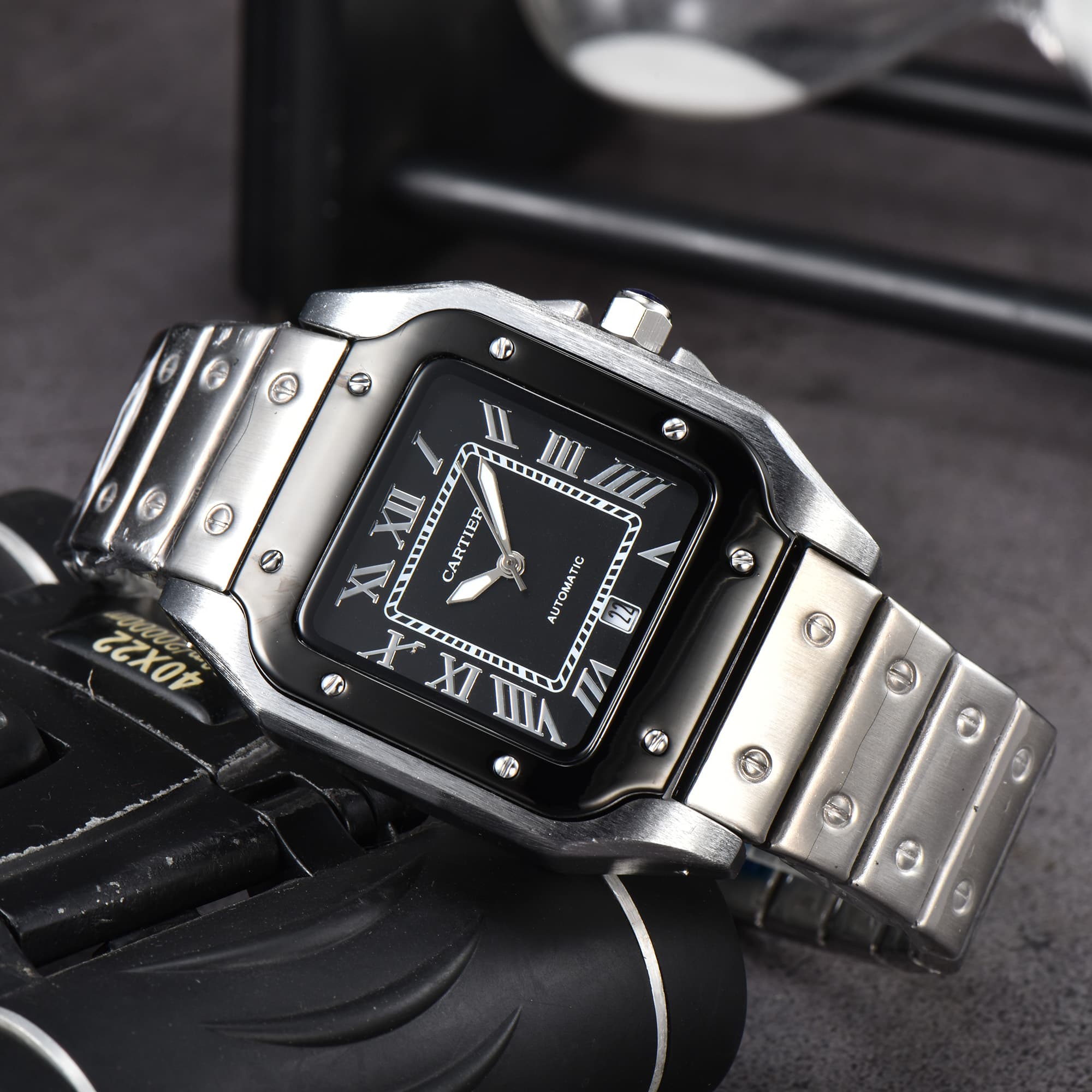 Montre de luxe de la collection Tank, élégante et raffinée, en acier inoxydable, à mouvement à quartz et de forme tonneau.