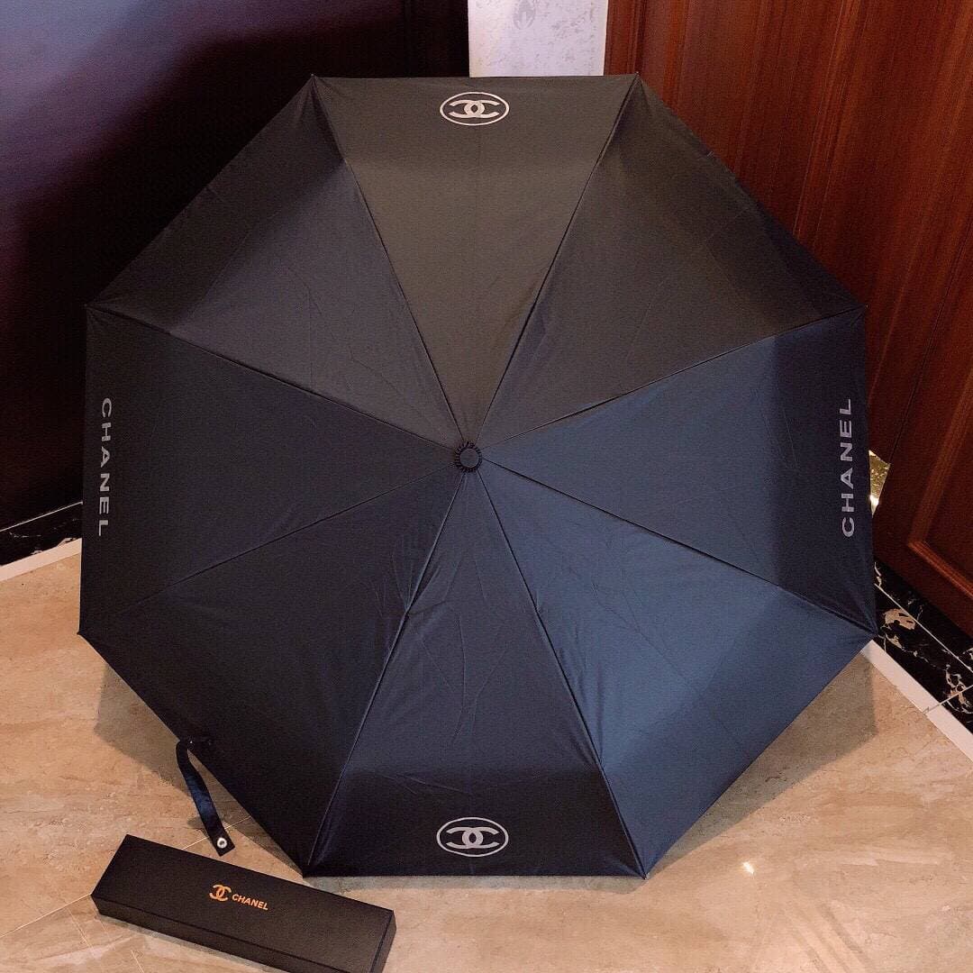 Parapluie à trois volets classique à carreaux tendance et à la mode, coupe-vent, automatique, avec poignée incurvée