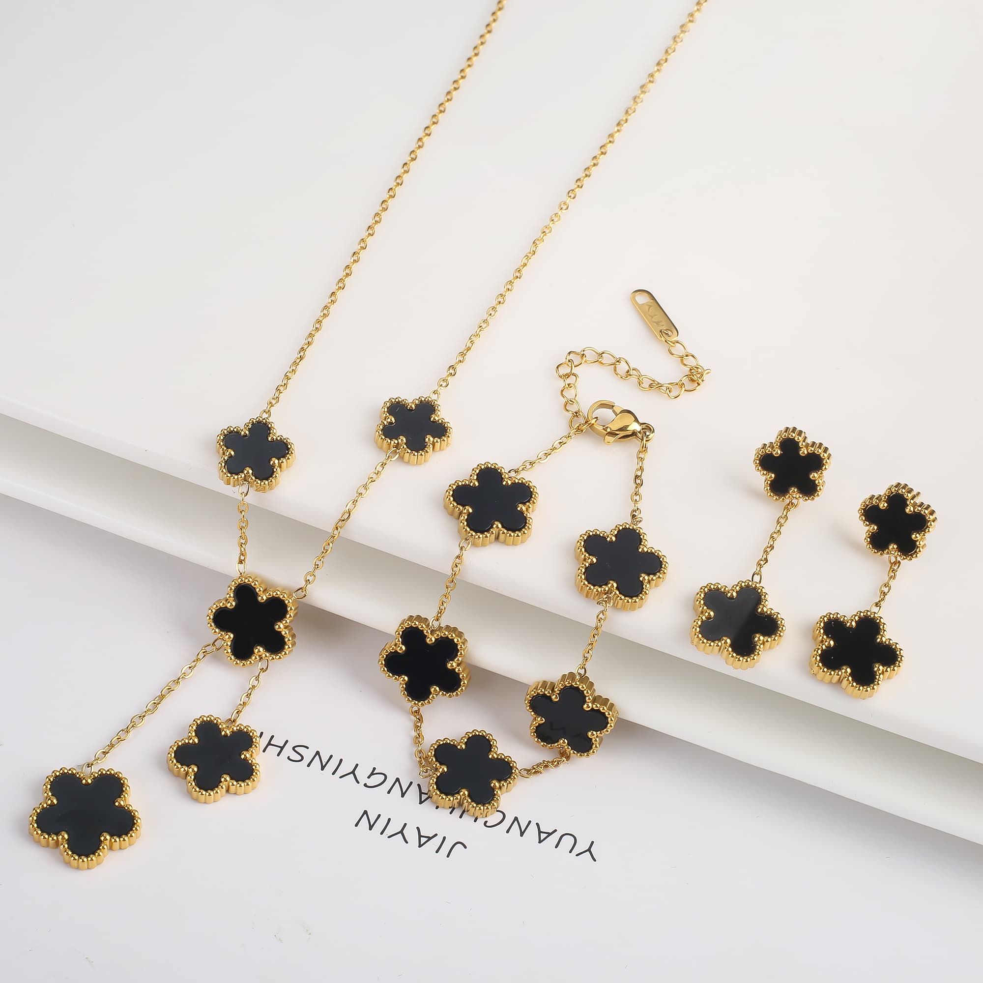 Ensemble de 3 pièces plaqué or 18 carats : collier, boucles d'oreilles et bracelet en forme de fleur à cinq feuilles. Bijou tendance pour femme, i