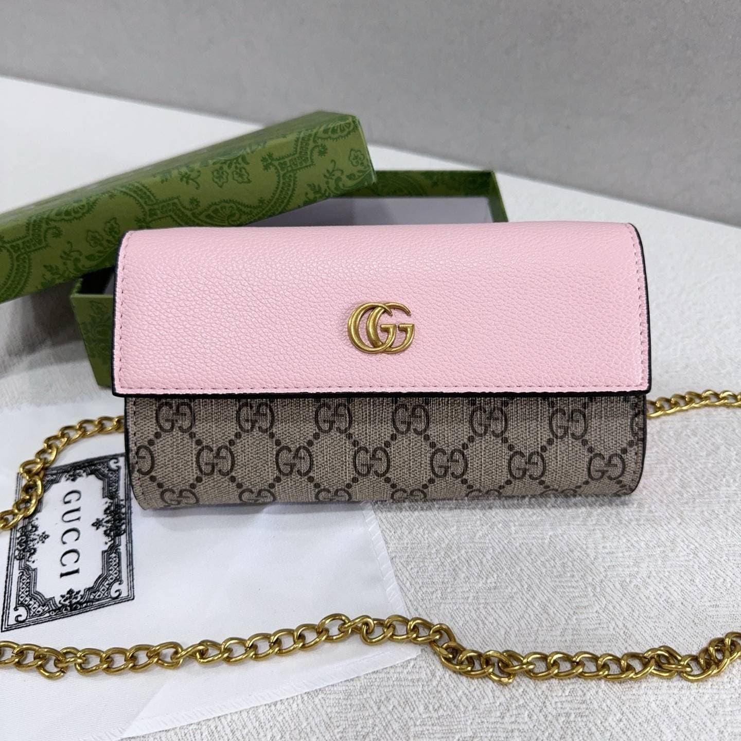 Portefeuille en cuir GUCCI avec logo GG doré, format compact 19,5 x 11 x 4,5 cm, idéal au quotidien et tendance, plusieurs coloris disponibles