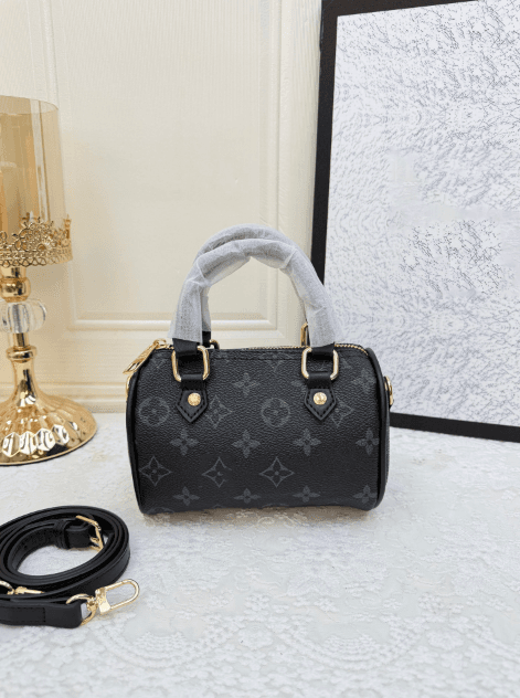Sac Boston miniature style floral vintage éclectique, idéal pour les jeunes femmes et les débutantes à la recherche d'un luxe léger pour leurs s