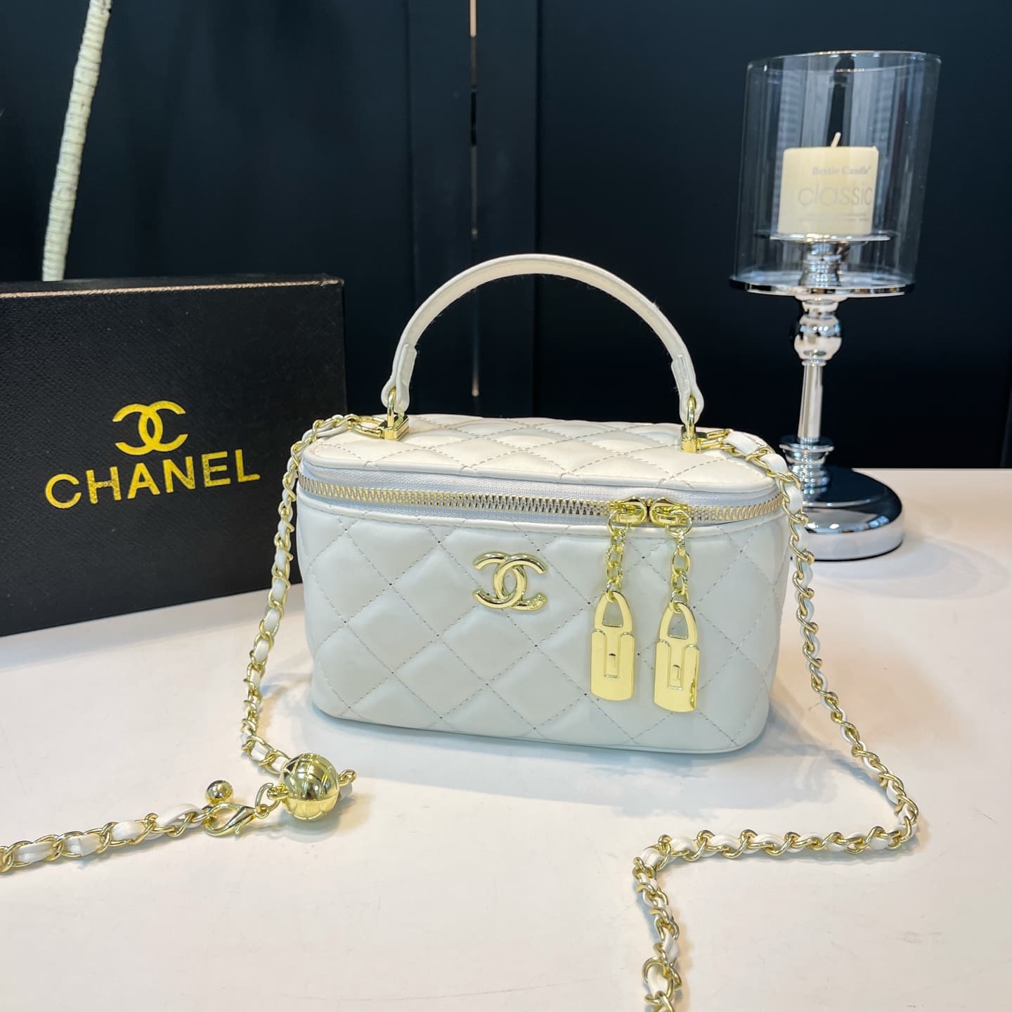 Le nouveau petit sac à bandoulière doré de haute qualité de la marque Light Luxury est un accessoire tendance pour les déesses.