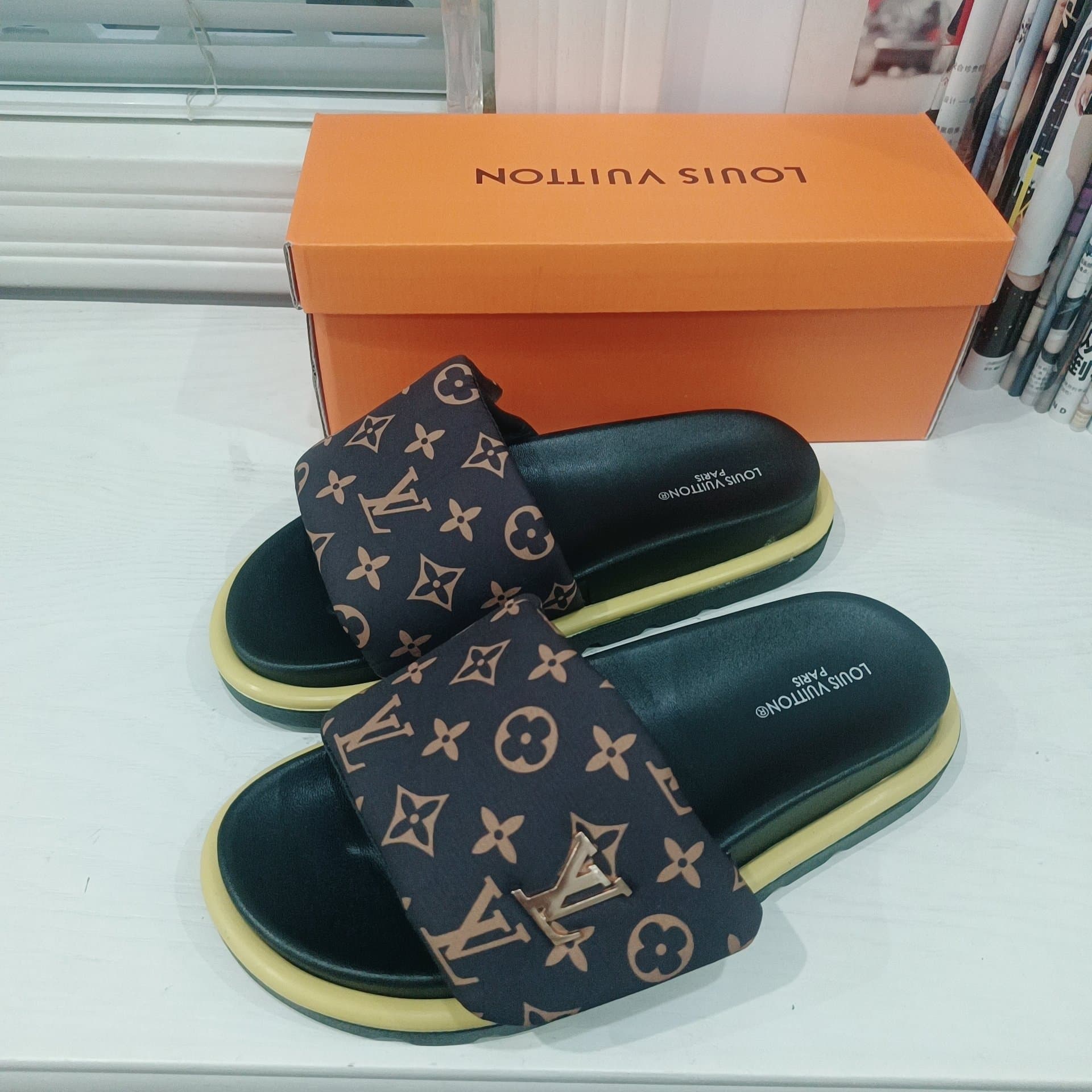Tongs à scratch pour femmes - Chaussures à plateforme à un seul orteil pour un look tendance en couple. Semelle plate confortable avec rembourrage
