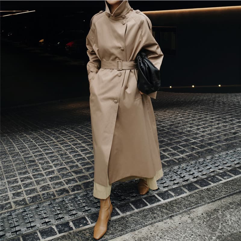 Women's fashion in the long trench coat light cooked coat