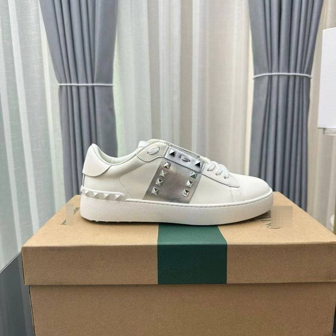 Chaussures plates blanches en cuir Warren pour couple, collection Four Seasons 2025, style planche à roulettes, rivets, style décontracté de luxe