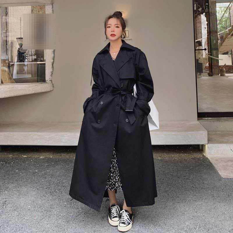 Trench-coat long pour femme, coupe ample, longueur cheville, avec ceinture.