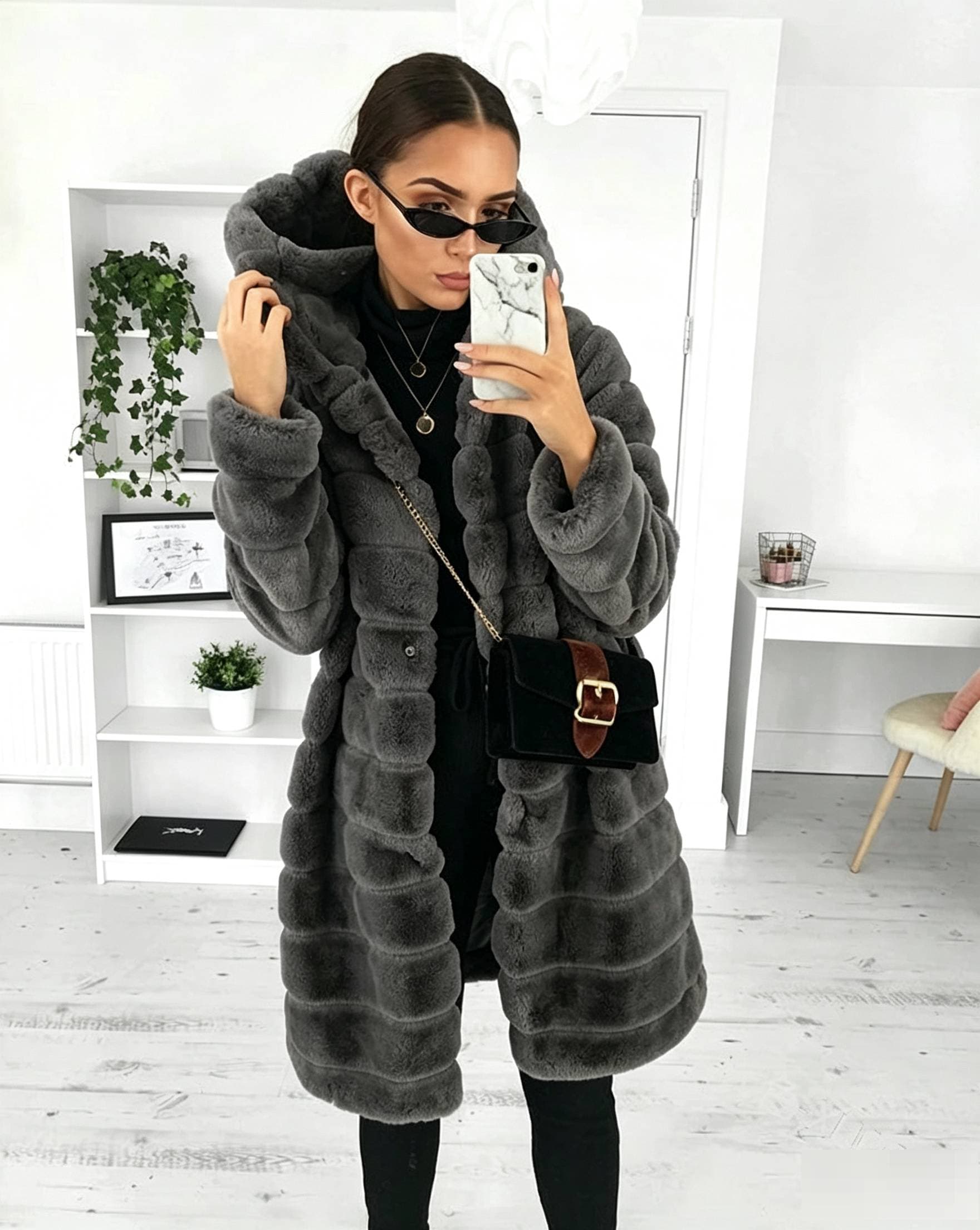 Manteau mi-long à capuche en peluche de couleur unie pour femme