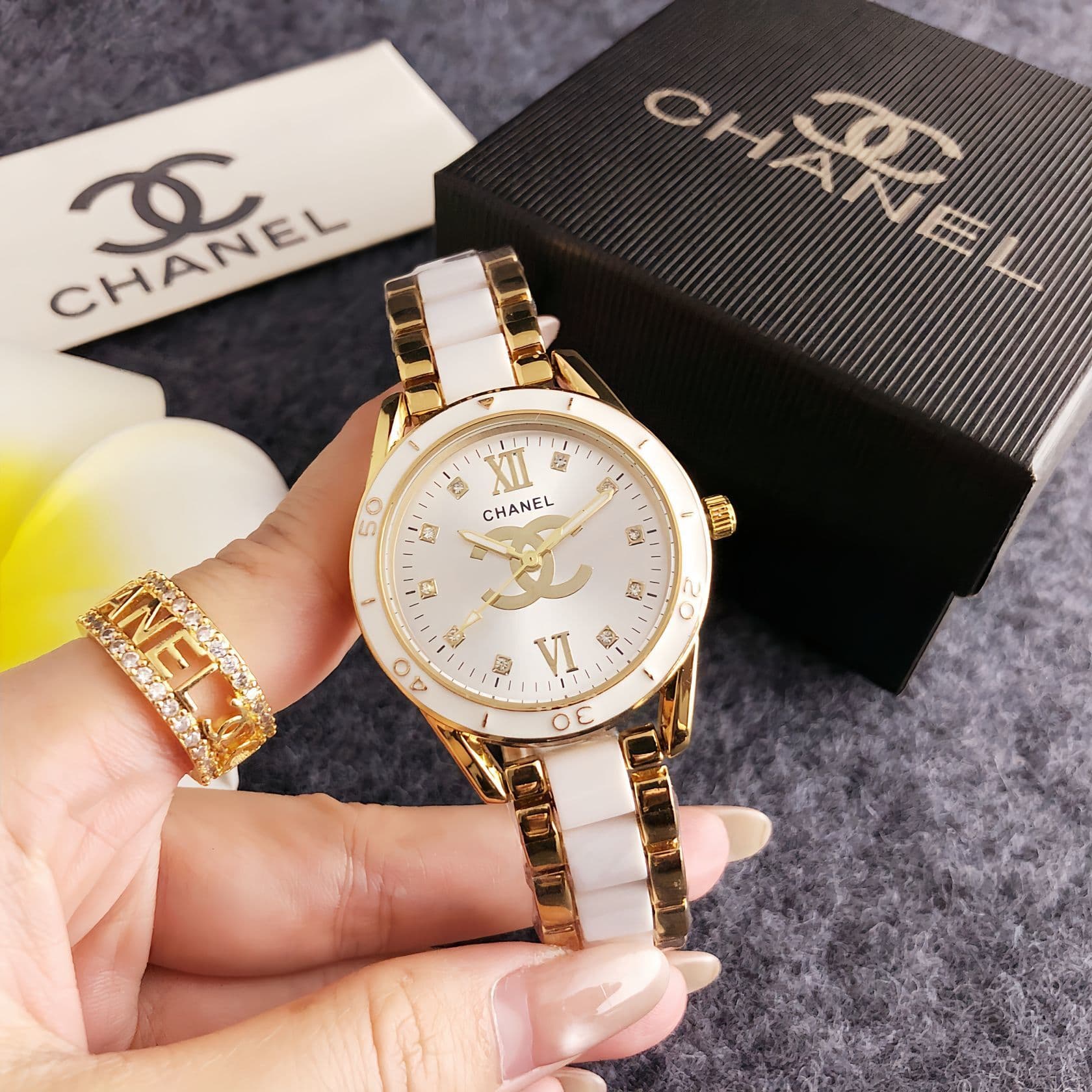 Montre de mode abordable à cadran rond sertie de diamants : une montre élégante pour le bureau