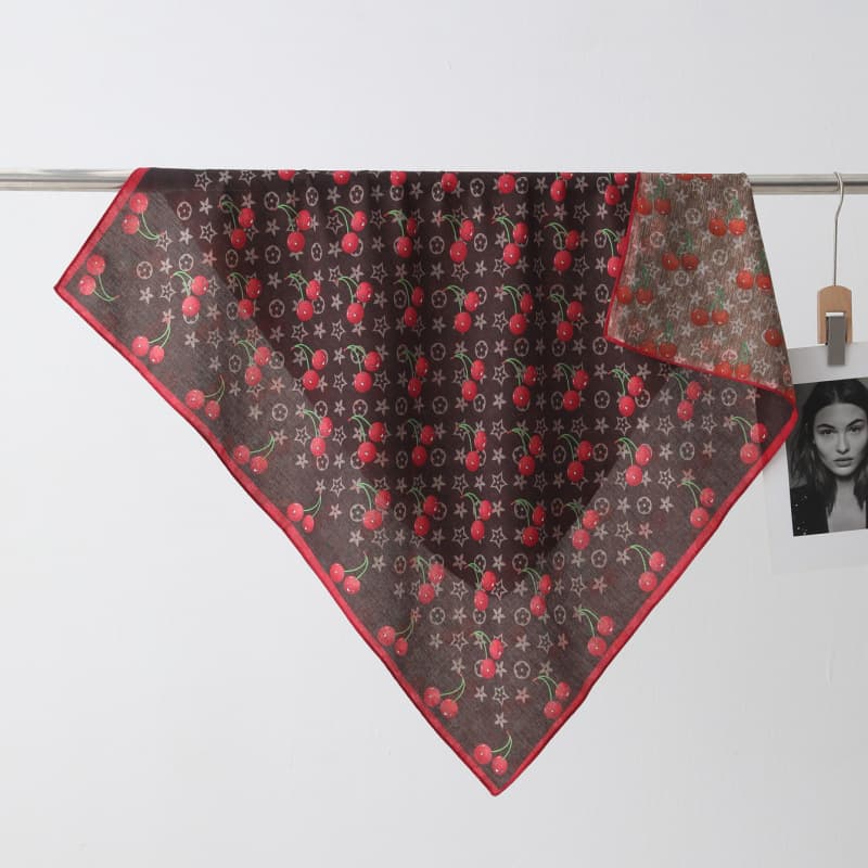 Foulard carré en soie double face à imprimé cerises rétro français, élégant et polyvalent, haut de gamme, pour femme.