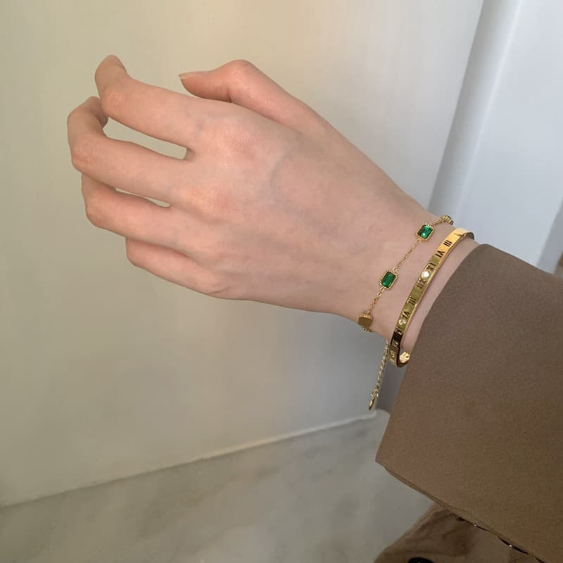 Titanium steel does not fade ins trend niche high-end light luxury gold sugar cube emerald versatile exquisite bracelet female summer