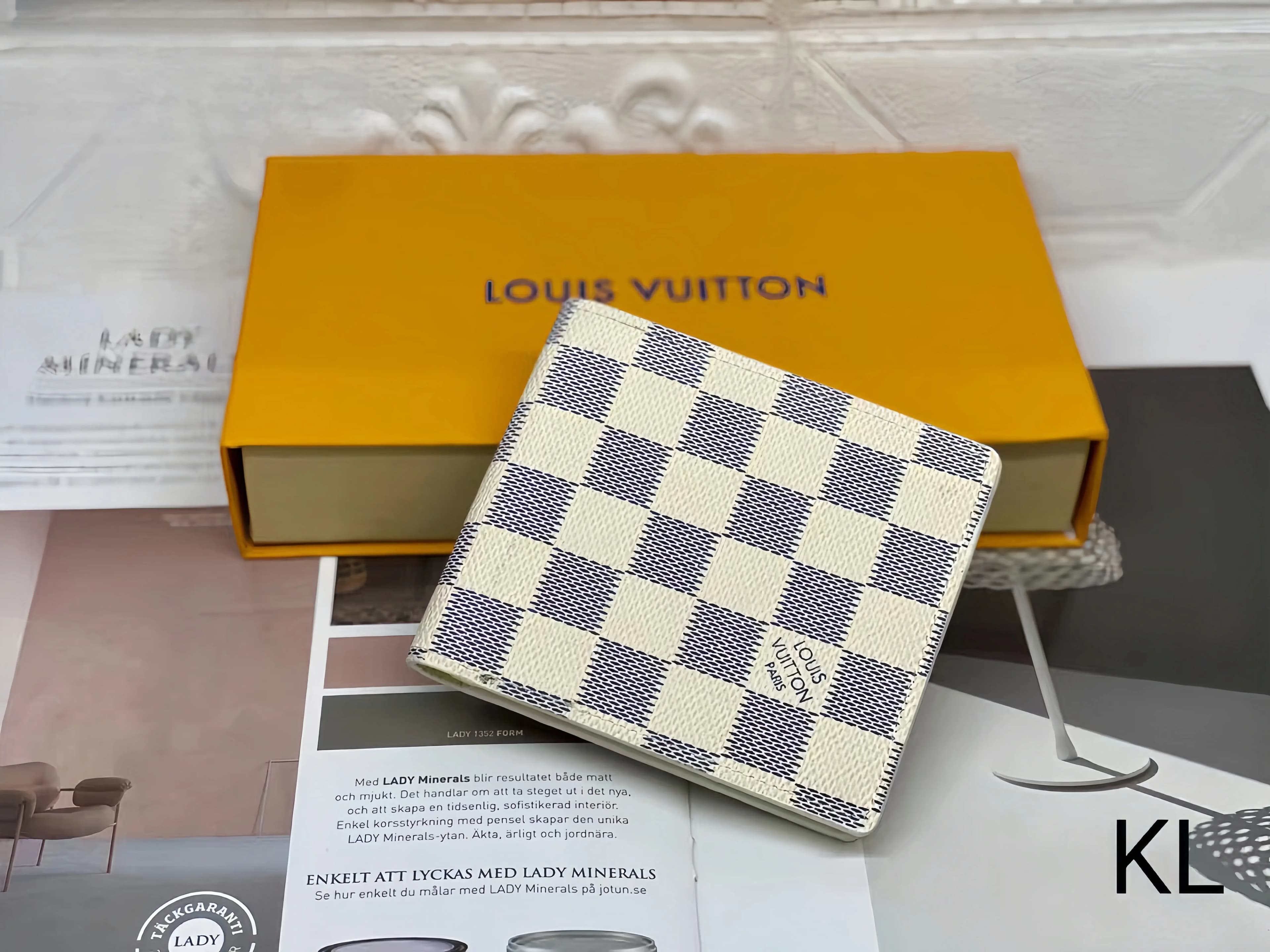 Portefeuille homme de différentes couleurs : court, double pli, plusieurs emplacements pour cartes