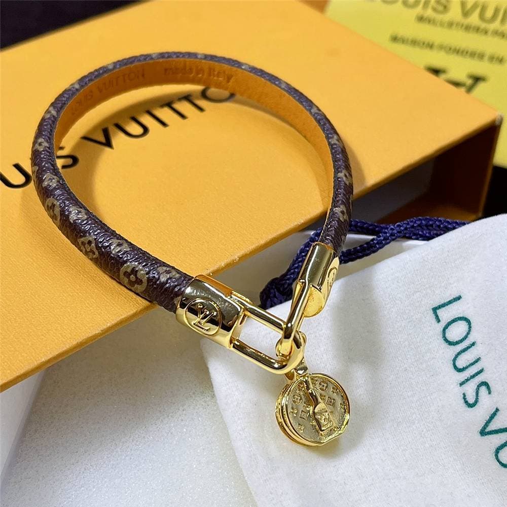 Bracelet ajustable en cuir violet avec fermoir doré, accessoire élégant et tendance pour femme.