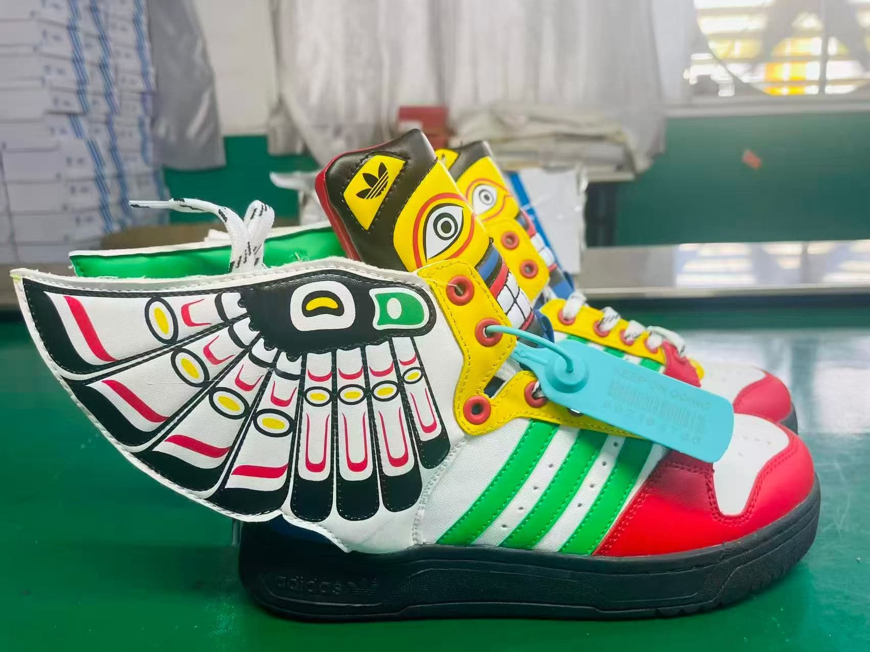 Baskets montantes pour homme, style streetwear, en cuir, à lacets, ornées d'ailes de mode
