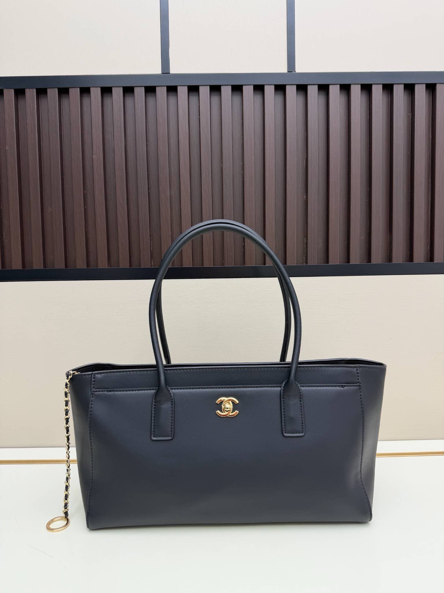Sac cabas en cuir verni façon croco avec poignée supérieure ornée du logo en métal. Plusieurs couleurs. Grand format, idéal pour les trajets qu