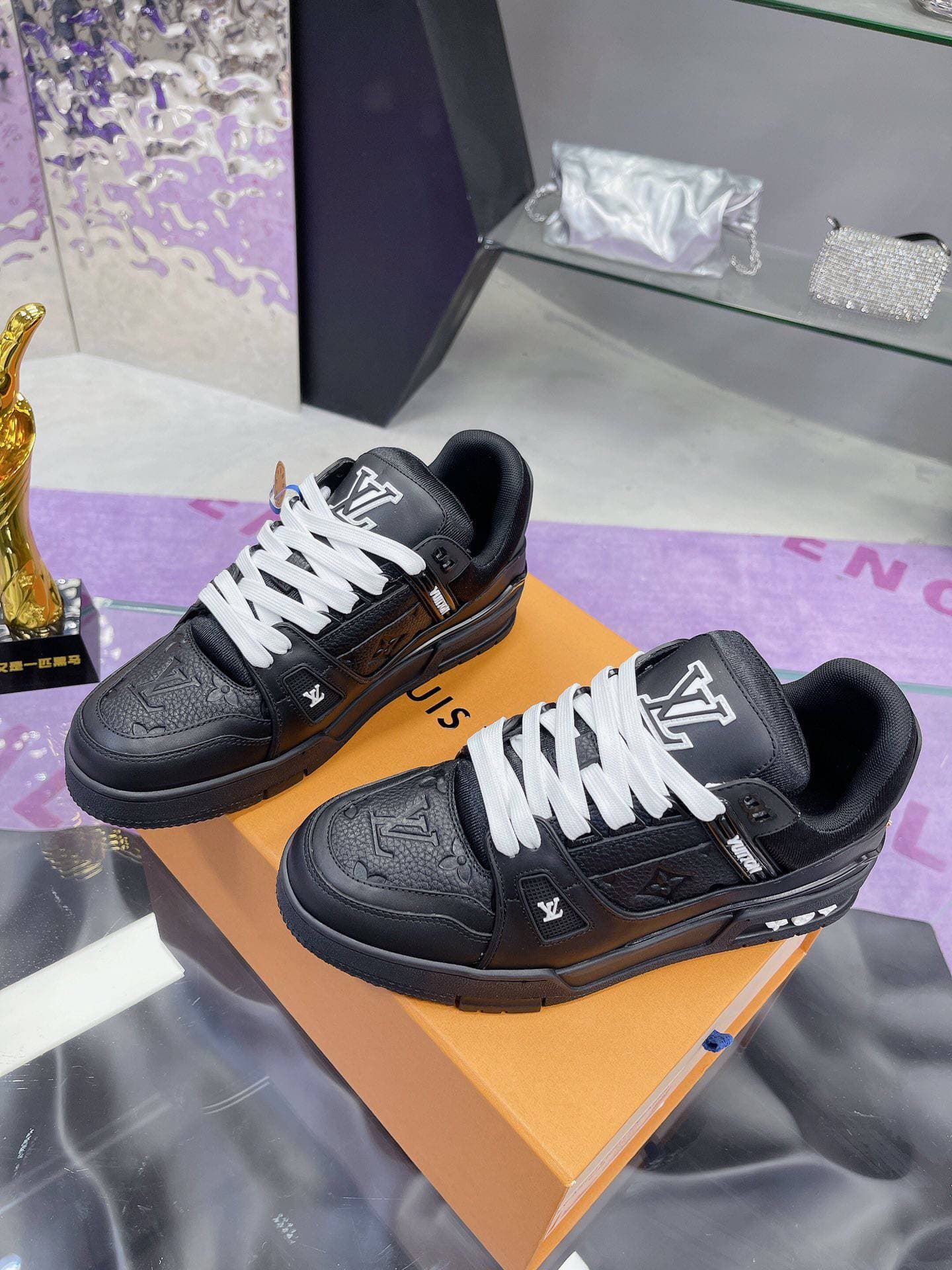LouisVuittonLV Chaussures pour hommes et femmes Chaussures de sport et de loisirs classiques pour presbytie Baskets à semelles épaisses noires et b