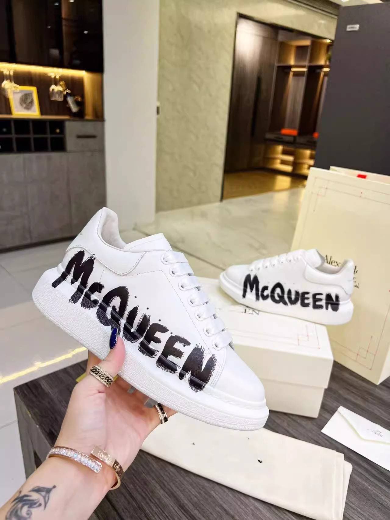 L'inscription graffiti rehausse toutes les versions coréennes des petites chaussures blanches de sport décontractées pour couples