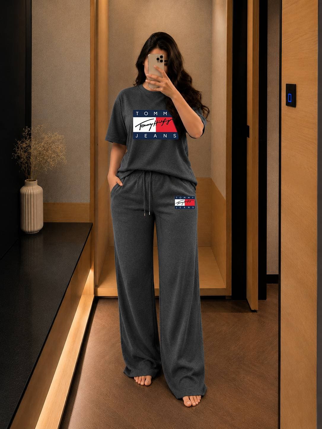 Ensemble composé d'un t-shirt noir de marque et d'un pantalon large, idéal pour un look décontracté et confortable au quotidien, inspiré du styl