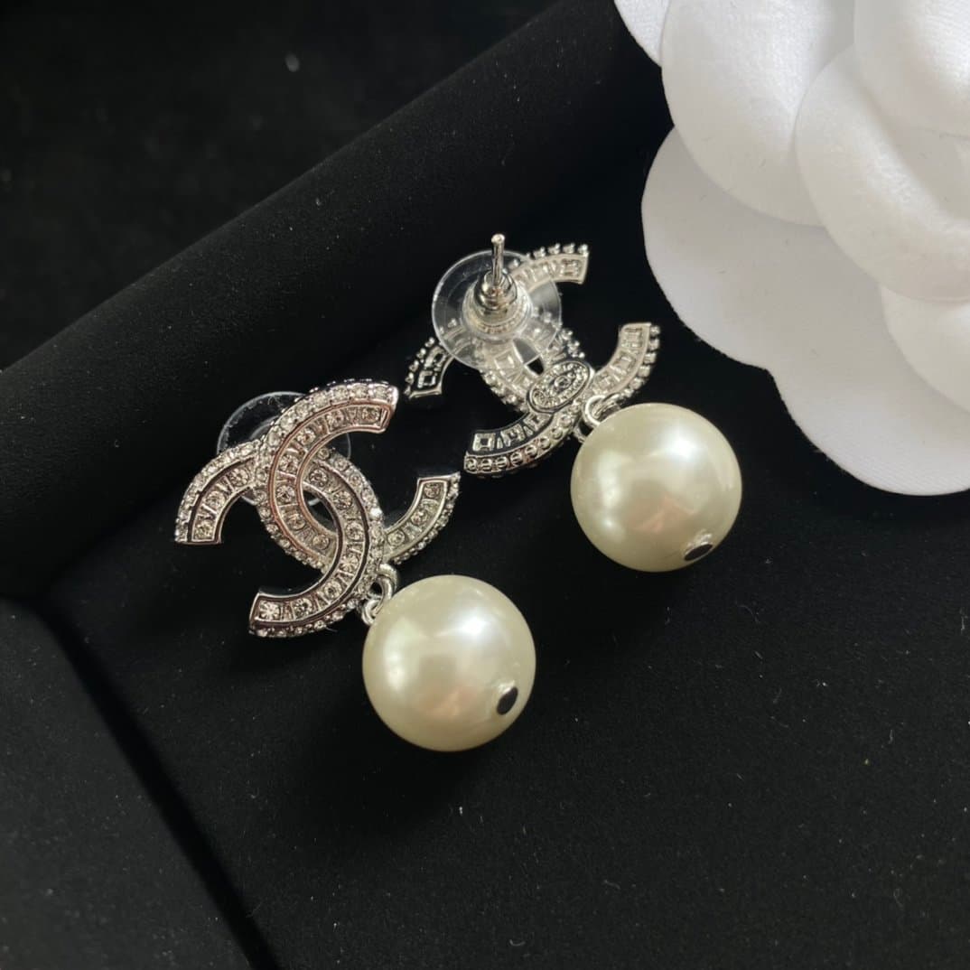 Boucles d'oreilles élégantes style rétro chic, ornées de perles et de diamants, parfaites pour une sortie quotidienne ou une soirée.