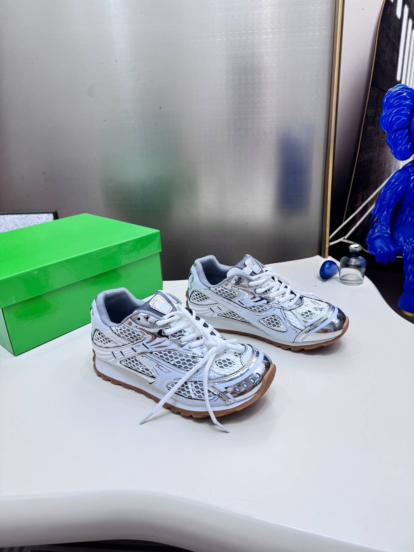 Les meilleures ventes de la collection automne-hiver 2025 incluent les baskets BV Family Orbit, les chaussures décontractées pour couples, les chau