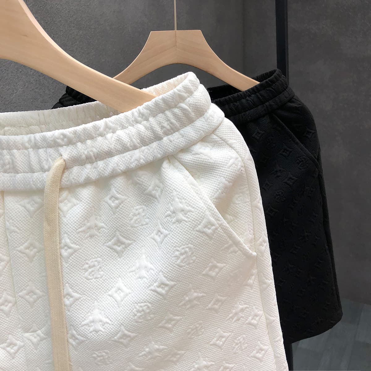 Men's Light Luxury White Jacquard Shorts Summer Fashion Brand Split 2023 New Oversized Modern Street Style Low Waist Drawstring