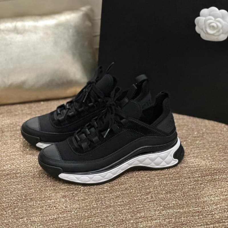 Baskets pour femmes 2025 Nouveau style Chaussures compensées cachées Décontractées Blanches Polyvalentes Semelle épaisse Coussin d'air Chaussure