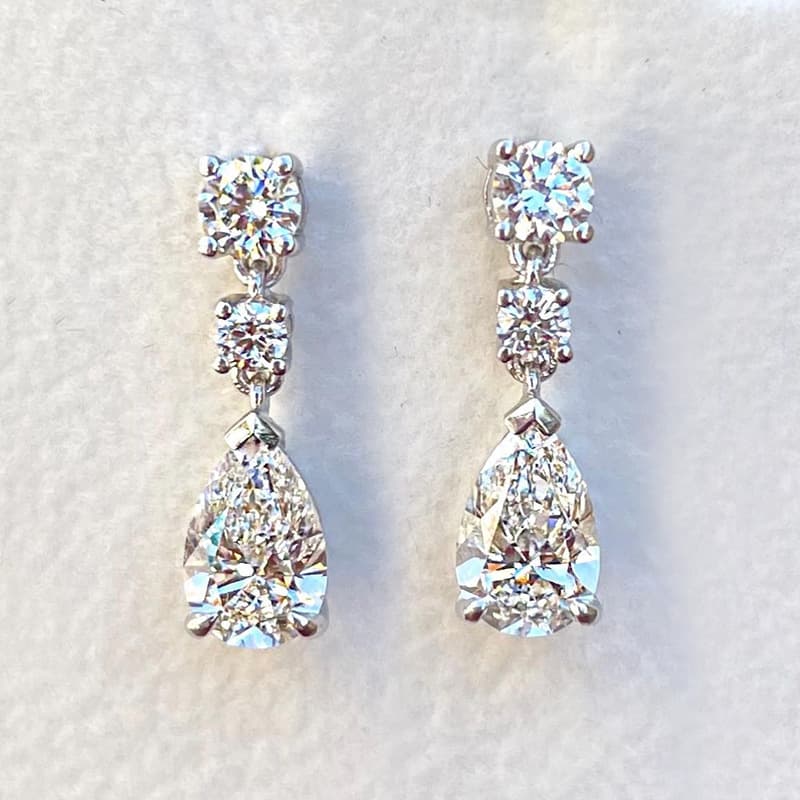 Cao Shi's Small Fresh Classic Droplet Earrings with Light Micro Pear Shaped Zircon Bridal Style Earrings for Women