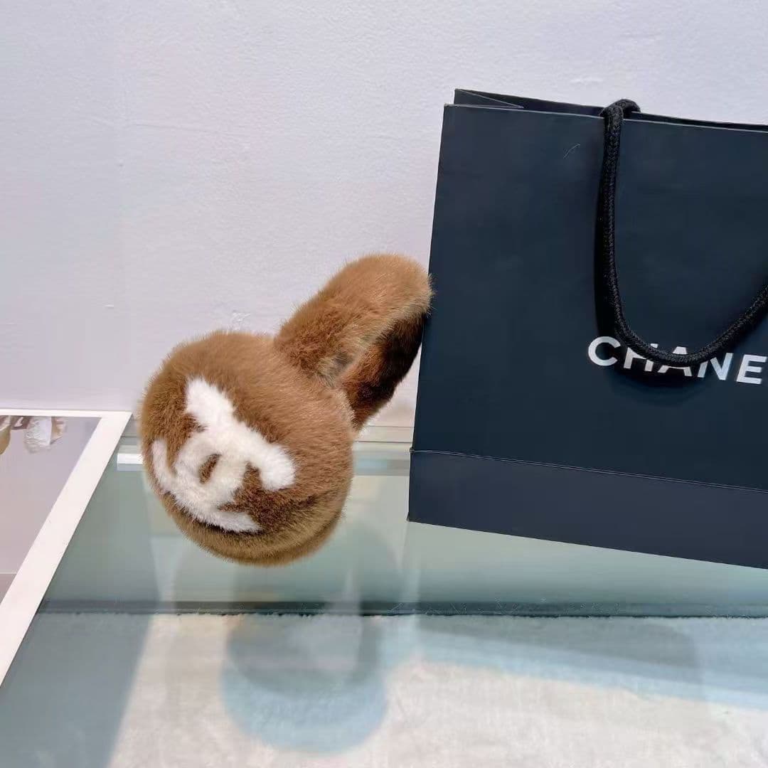 Cache-oreilles/couvre-bras en fourrure de lapin doublée du logo Double C. Un indispensable pour rester au chaud en hiver. Vente directe d'usine.