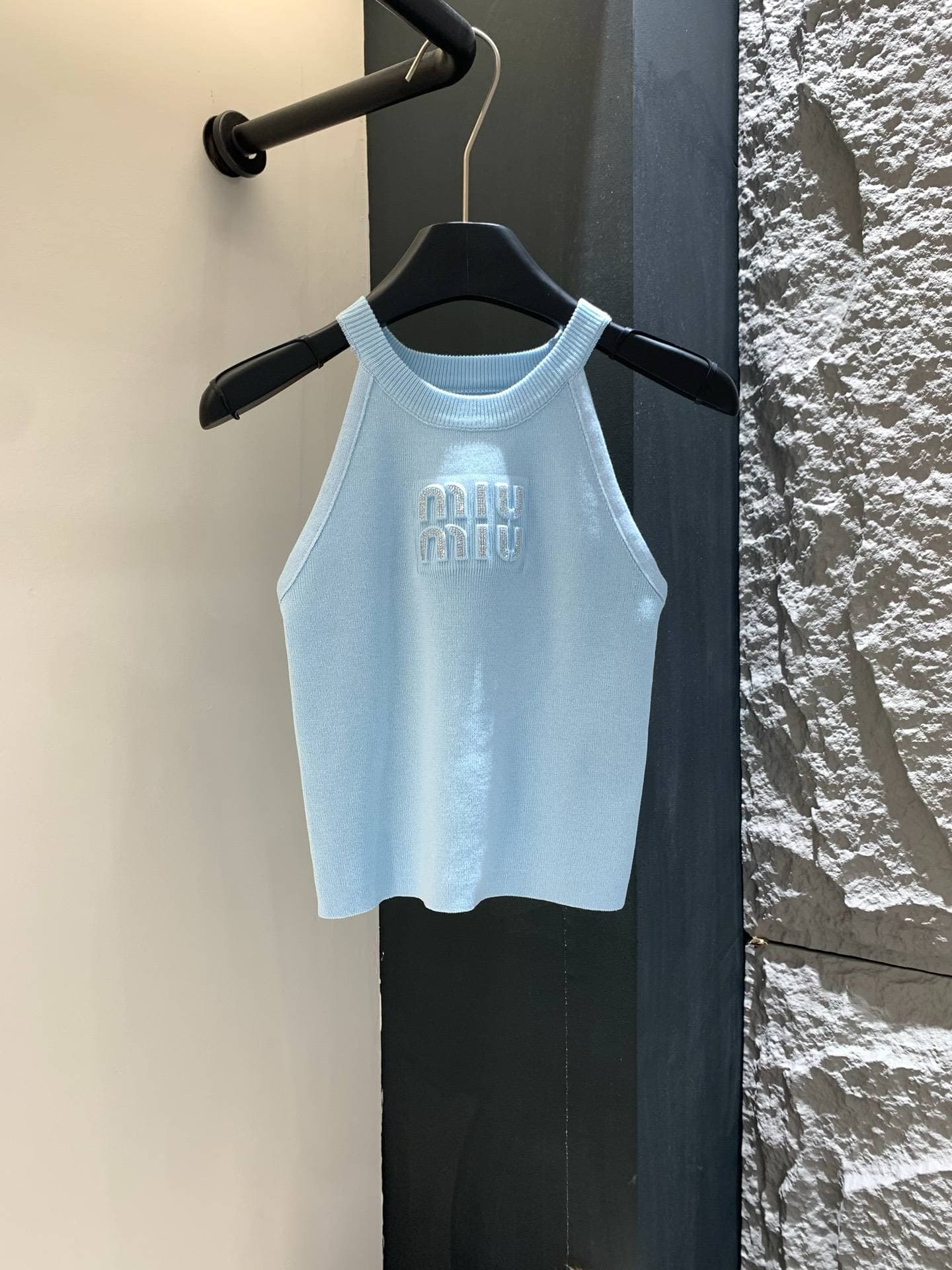 Gilet sans manches à bretelles en maille losanges, style sexy et polyvalent, collection été 2026.