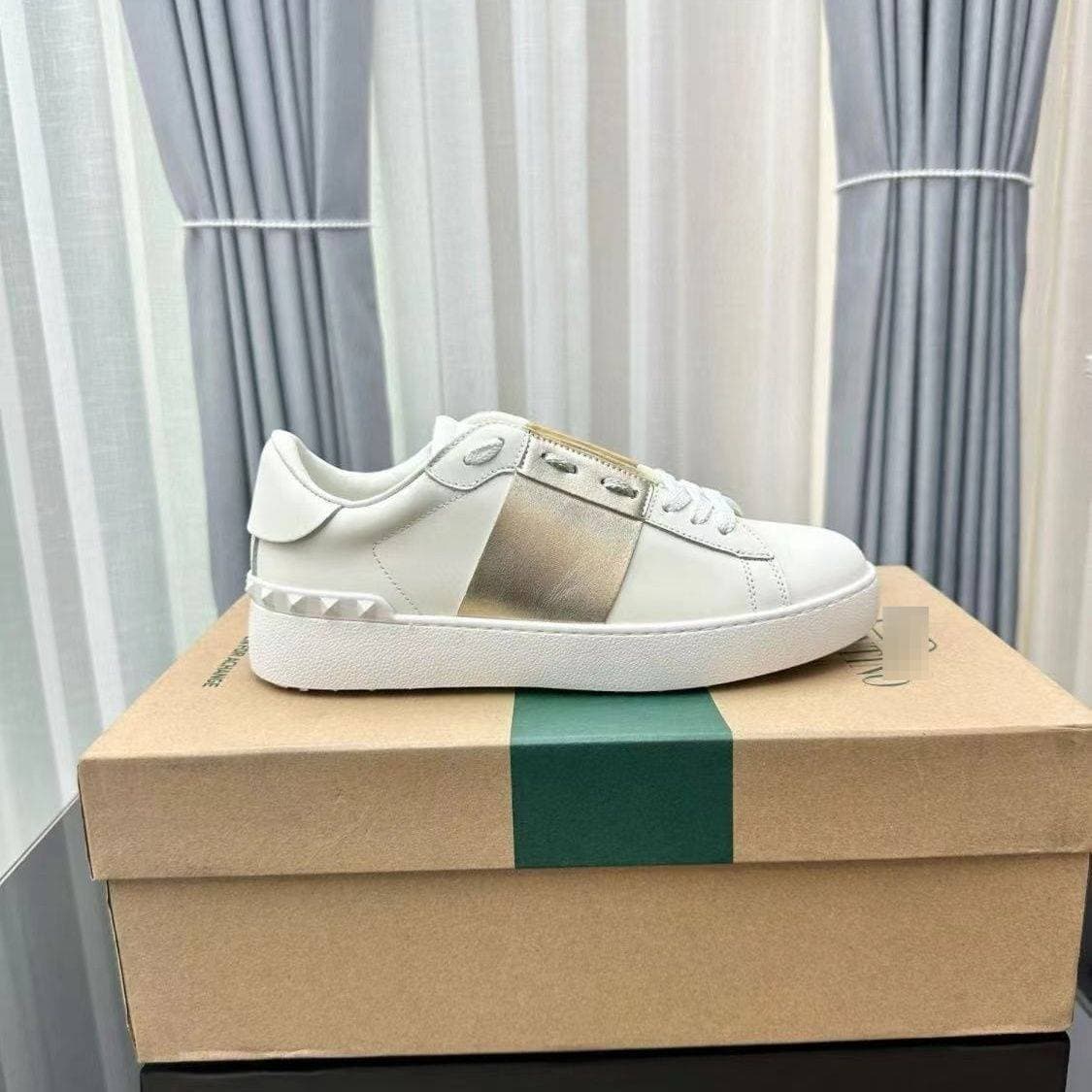 Chaussures plates blanches en cuir Warren pour couple, collection Four Seasons 2025, style planche à roulettes, rivets, style décontracté de luxe