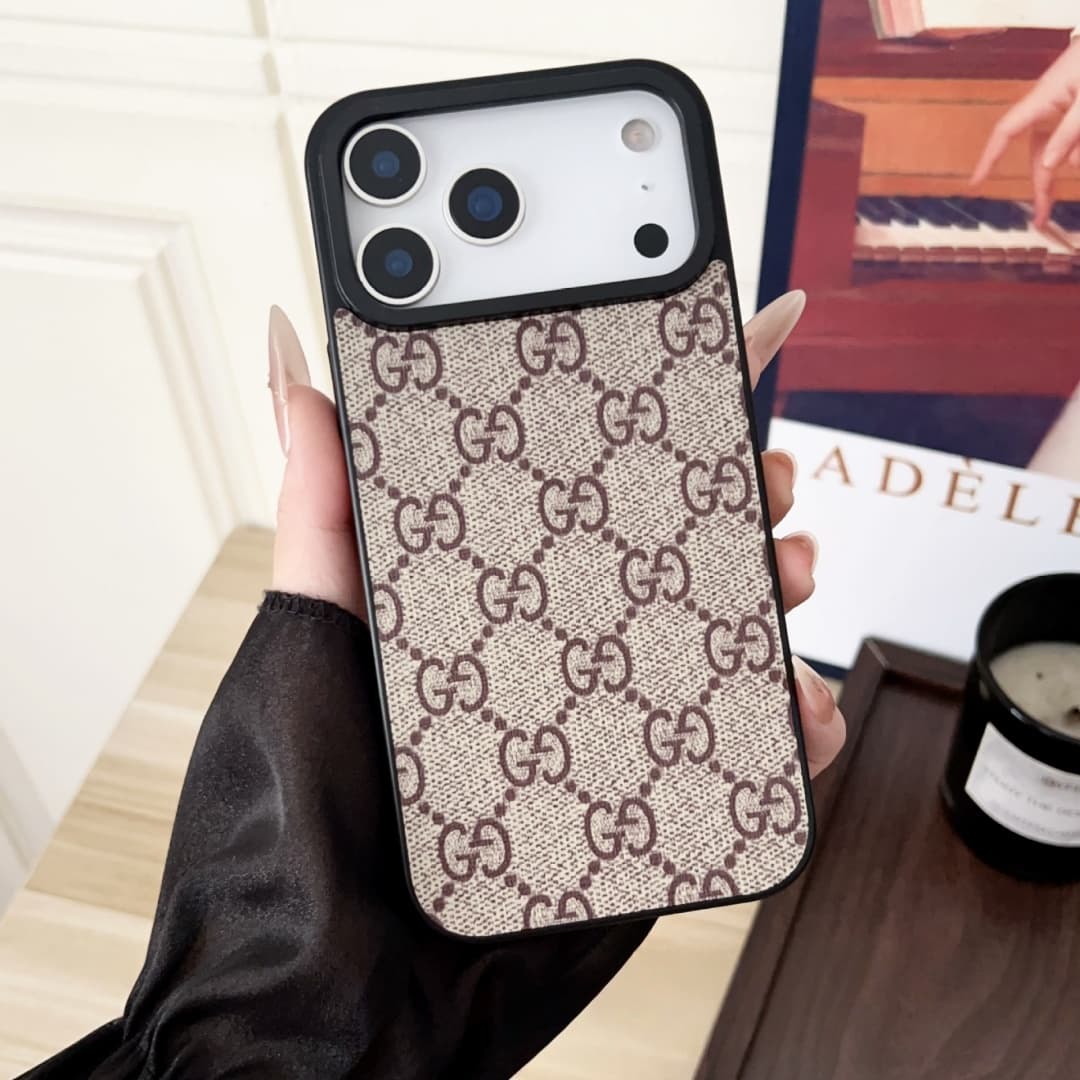 Coque pour iPhone 17 Pro Max avec grand trou, style classique, tendance et vintage, ornée de fleurs.