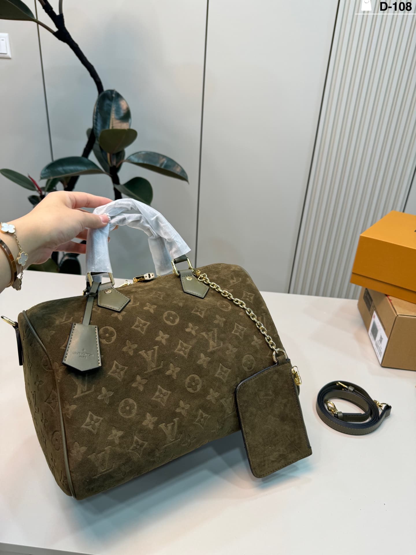 Sac à main bandoulière en velours suédé imprimé à motifs de lettres, collection automne/hiver 2025.