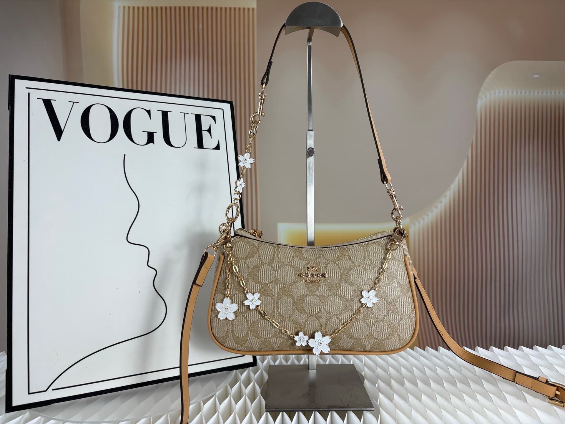 Sac bandoulière Coach tendance, petit format, style oreiller, texture haut de gamme et polyvalent